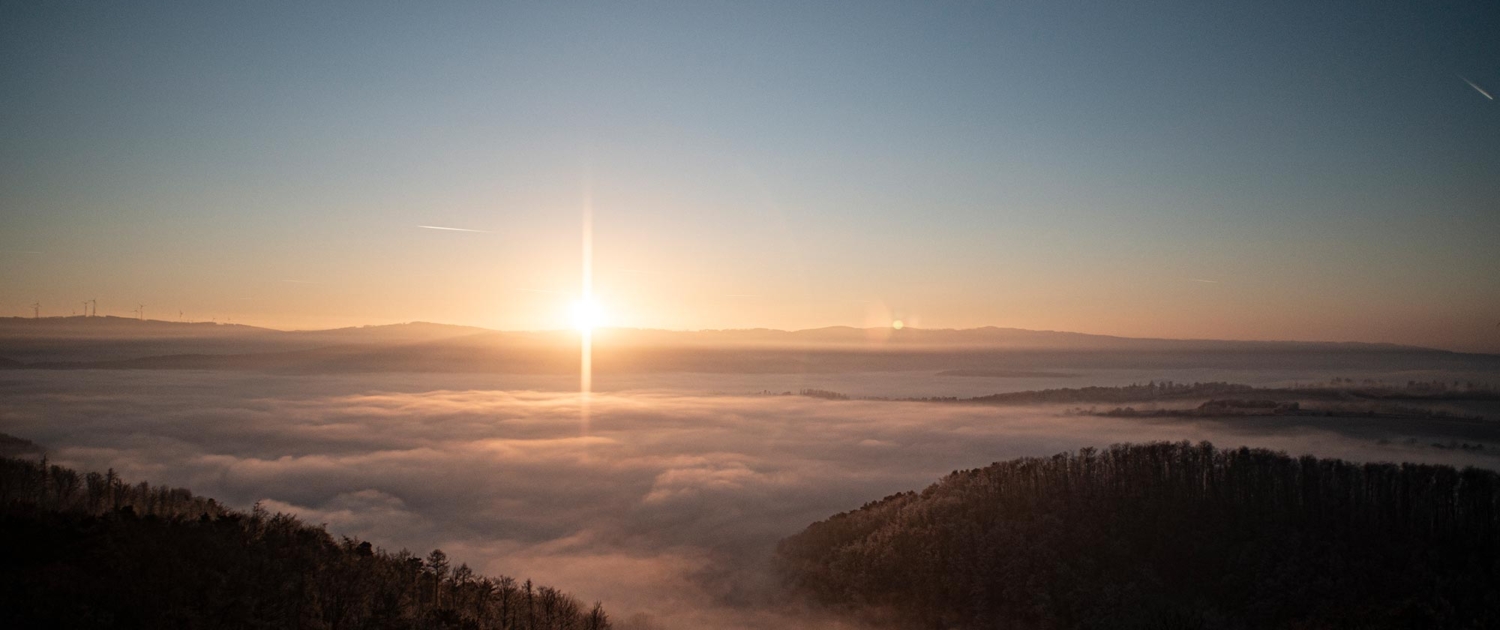 Sonnenaufgang über einem Nebelverhangenen Tal Sonnenaufgang über einem Nebelverhangenen Tal