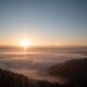 Sonnenaufgang über einem Nebelverhangenen Tal
